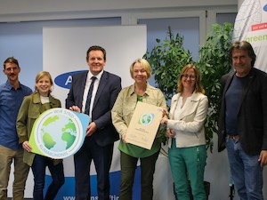 © Klimabündnis Tirol/ Klimabündnis-Urkunde für das AMS Tirol