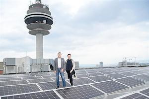 © A1/ A1 CFO Sonja Wallner und Bernhard Wiesinger, Leiter A1 Real Estate, Facility & Resource Management, bei der Photovoltaikanlage am Dach des A1 Technologiezentrums Arsenal im 3. Wiener Gemeindebezirk.