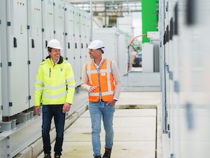 © mtu/ Tom Kuiper (links) und Jacob Jan Stuyt haben die Batterie-Großspeicheranlage in Vlissingen gemeinsam geplant und realisiert.