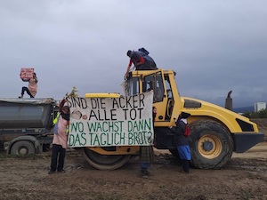 © systemchange-not-climatechange.at / Baustellenblockade bei der Fischa-Au