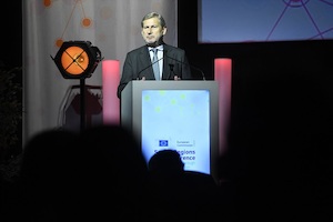 © Scorpix  Fred Guerdin/ EU-Kommissar Johannes Hahn bei der Konferenz
