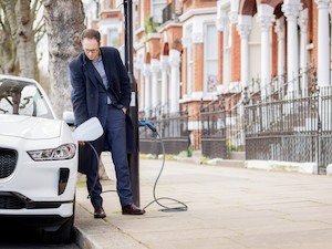 © SIEMENS / Sutherland Avenue ist die erste vollständig umgerüstete Wohnstraße Großbritanniens, in der Elektrofahrzeuge an Straßenlaternen aufgeladen werden können