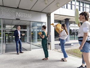 © DUH / Übergabe des Goldenen Geiers an NESTLE