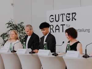 © Hanna Fasching/ Guter Rat für Rückverteilung": Vier (von 50) Mitgliedern: Elisabeth Klein, Dietmar Feurstein, Kyrillos Gadalla und Angelika Taferner beim Pressegespräch