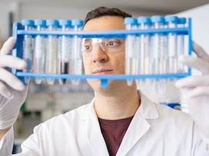 © alpha+/Luiza Puiu/Felix Panis erforscht an der Universität Wien, wie der Klimawandel die Aktivität von Enzymen in den größten Mooren der Erde beeinflusst. Für sein Forschungsprojekt erhält der Chemiker 2024 einen Zero Emissions Award