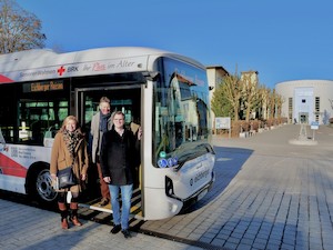 © obx-news/Kurservice Bad Füssing/ Kur-&Tourismusmanagerin Daniela Leipelt, Busunternehmer Manfred Eichberger und Bad Füssings Bürgermeister Tobias Kurz (v.l.n.r.) mit einem der E-Busse