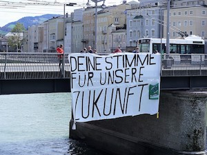 © FFF Salzburg / "Deine Stimme für unsere Zukunft" lautet  die Aufschrift des Transparents