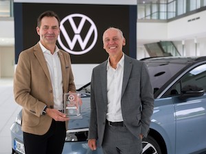 ©  Volkswagen Group/ Porsche Holding/ Thomas Schäfer (links) und Prof. Dr. Stefan Bratzel vom CAM bei der Preisübergabe