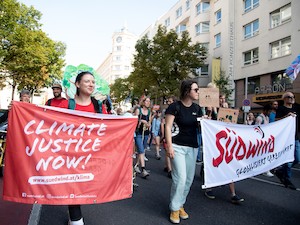 © Südwind/V.Sufiyan / Südwind-Mitarbeiter:innen und Aktivist:innen beim Weltweiten Klimastreik  in Wien