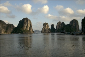 © huweb.net- fotolia.de - Die vietnamesische Halong-Bucht  malerisch und bei Touristen beliebt, doch viele Bewohner der zahlreichen Inseln müssen ohne geregelte Stromversorgung auskommen.