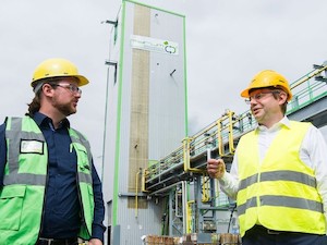 © Pyrum / Pascal Klein (links), Gründer und CEO der Pyrum Innovations AG und Dr. Christian Lach (rechts), Projektleiter ChemCyclingTM bei BASF, vor der Reifenpyrolyseanlage von Pyrum