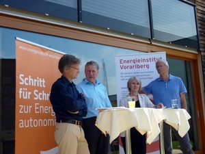 © Land Vorarlberg-Pressekonferenz vor Ort: Die beim Einfamilienhaus der Familie Rohner-Dobler in Hard installierte Solaranlage liefert seit 14 Jahren reparaturfrei Energie für die Warmwasseraufbereitung