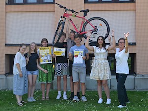 © BHAK/BHAS Laa/Thaya /Die 1IBA der HAK Laa/Thaya gibt beim Radeln 100 Prozent - und holt sich dafür 1.000 Euro. Am Foto: Viktoria Vanek (Klimabündnis NÖ), Schüler:innen der 1IBA, Lehrerin Beate Thornton