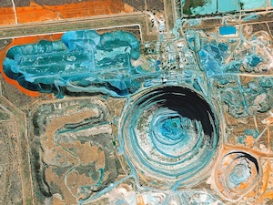 © Ecovision Human Footprint/ Detoie, Botswana. Botswana gehört zu den Ländern mit den bedeutendsten Diamantenvorkommen. Hier liegt auch die Orapa-Mine, die, in Bezug auf Fläche, grösste Diamantenmine der Welt