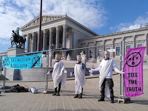 © XR / Extinction Rebellion Aktivist:innen vor dem Parlament