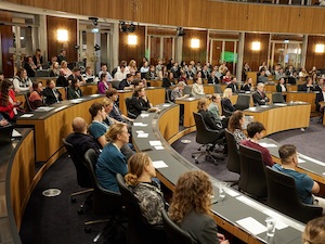 ©  Parlamentsdirektion/Thomas Topf /Die jugendlichen Veranstaltungsteilnehmer:innen im Sitzungssaal des Parlaments