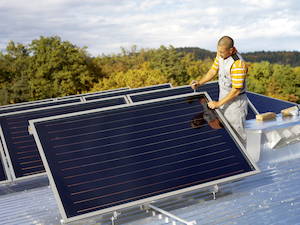 © Sonnenkraft / Flachdachmontage einer solarthermischen Anlage