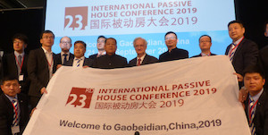 © Passivhausinstitut/ Große Freude bei der chinesischen Delegation, dass die nächste Passivhaustagung in China stattfinden wird