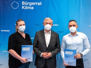 © Bürgerrat Klima / Präsentation der Ergebnisse: Schirmherr Horst Kphle mit Mareike Menneckemeyer und Adnan Arslan