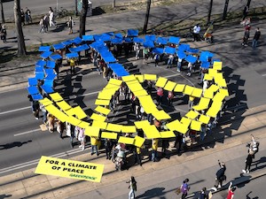 © David Visnjic/Greenpeace   / Peace.Zeichen für Ausstieg aus fossilen Energien und Solidarität mit Ukraine