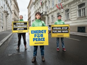 © Greenpeace  Mitja Kobal /  Protest vor der ungarischen Botschaft