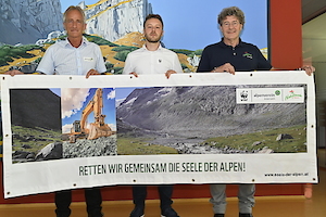 © Alpenverein Benedikter / Robert Renzler (Generalsekretär Österreichischer Alpenverein), Josef Schrank (Alpenschutzexperte WWF Österreich) und Leopold Füreder (Voristzender Naturfreunde Tirol).