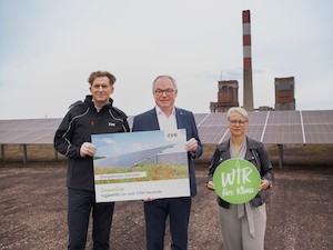 © Daniela Matejschek /  EVN Vorstandsdirektor Franz Mittermayer, LH-Stv. Stephan Pernkopf und Bürgermeisterin von Zwentendorf an der Donau Marion Török