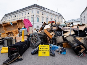 © Lea Scharl Greenpeace / Ein Trümmerberg vor dem Bundeskanzleramt