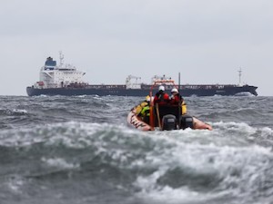 © Daniel Müller Greenpeace/ Greenpeace Boot nähert sich einem Tanker der russischen Schattenflotte vor der deutschen Ostseeküste