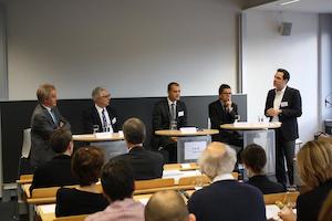 ©  HHN/ Umweltminister Franz Untersteller, Hermann-Josef Pelgrim (OB Schwäbisch Hall), Joachim Ley (Recaro), Prof. Roland Pfennig (HHN) und Lars Hoffman (FSC Deutschland) diskutieren