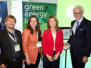 © Christian Fürthner v.rechts: Michael Strugl, Präsident, und Barbara Schmidt, Generalsekretärin Oesterreichs Energie mit Andrea Edelmann, Obfrau und Vorstandssprecherin, und Ludwig Fliesser, Communications Manager Green Energy Lab