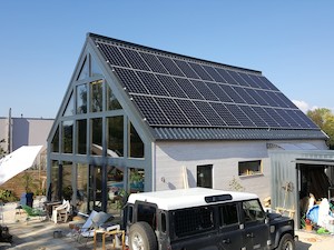 © MyPV /  Ein Einfamilienhaus, das mit erneuerbaren Energien und kluger Technik seine Betriebskosten extrem senkt