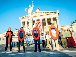 © FUJI Christopher Glanzl / Aktion vor dem Parlament