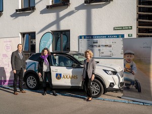 © Energie Tirol/Blitzkneisser /DI  Oberhuber, LHStvin  Felipe und Vize-Bürgermeisterin Kapferer-Pittracher freuen sich über das erfolgreiche E-Carsharing-Angebot in Axams