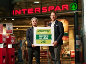 © Mitja Kobal Greenpeace / Gundi Schachl (Leiterin von Greenpeace-Marktcheck)  und Mag. Johannes Holzleitner (Interspar-Geschäftsführer)