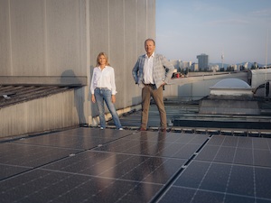 © Lukas Lorenz / Irene und Gerhard Ströck freuen sich über die PV-Anlagen am Dach