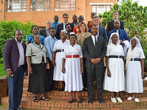 © Opio Miria/ Prof. Dr.-Ing. Jan Hoinkis (zweite Reihe v. o. l.) und OB Dr. med. Frank Mentrup mit der Belegschaft des Krankenhauses in Kampala