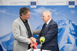 © EU-Kommission - Vertretung in Österreich/APA-Fotoservice/Hörmandinger -  Helmut Burtscher (Umweltchemiker GLOBAL 2000) und Vytenis Andriukaitis (EU Gesundheitskommissar).